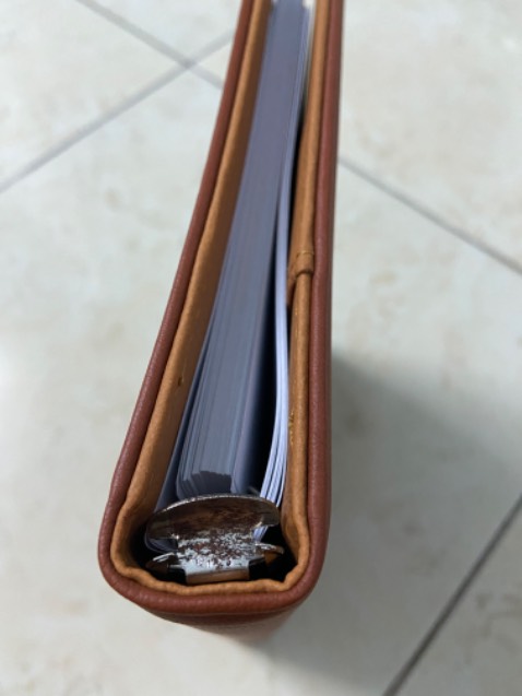 Còng bị gỉ sét, bìa thô và quá to so với ruột