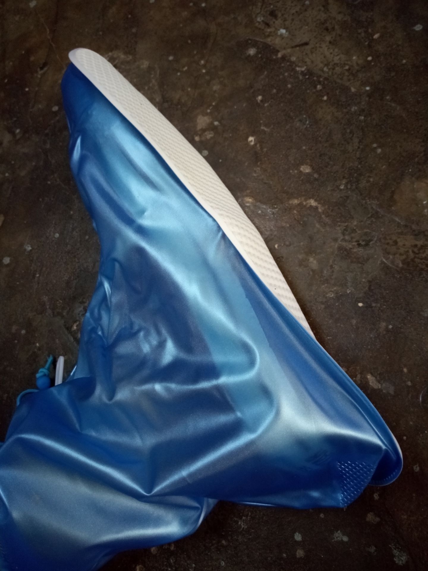 Không để size cho tiện khách hàng chọn. Mua về mở ra thấy size 38-39 hú hồn, nhưng không sao size giày mình 37 cũng tạm ổn, rút dây trên cổ ủng lại là được, không rộng lắm. Chỉ tiếc không để size thôi!