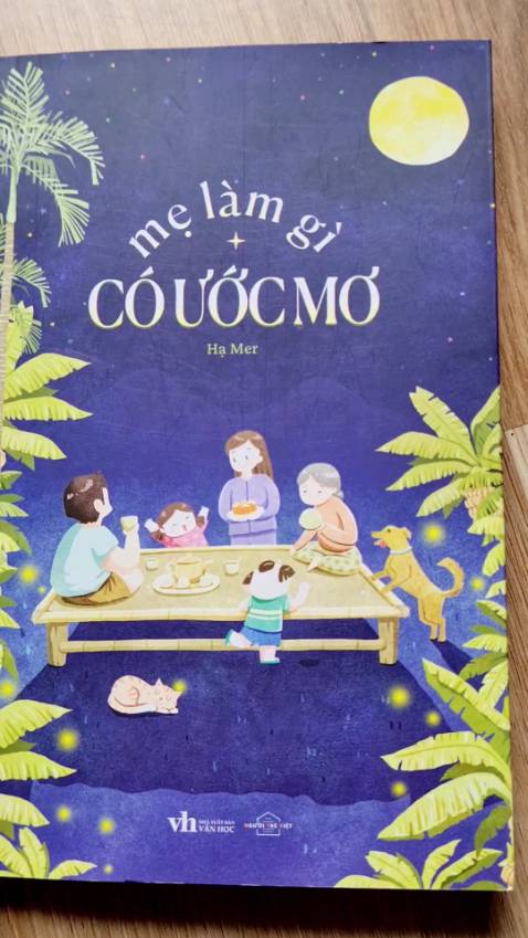 [Mẹ làm gì có ước mơ]
Một tập truyện xoay quanh chủ đề gia đình, làng xóm được viết một cách đơn giản, bình dị như những gì vốn có của vùng nông thôn Việt Nam.
Một người trẻ lớn lên từ những ngày tháng khó khăn, cái nghèo đeo bám, thiếu thốn trăm bề, nhưng ý chí vươn lên vô cùng mạnh mẽ như cây non sống giữa vùng đất khô cằn. Khi trưởng thành, đối diện với nhiều áp lực cuộc sống, chỉ biết dùng những mảng ký ức tuổi thơ êm đềm để vỗ về bản thân. 
Đọc rồi ngẫm và bắt gặp mình ở đó. Làm trẻ thơ thì ngây ngô trong sự vất vả của cha mẹ, làm người lớn thì vật lộn với trăm nghìn nỗi lo, làm mẹ thì quên dần ước mơ của chính mình, nhường lại ước mơ cho con cái, chỉ mong con khỏe mạnh, hạnh phúc.
#melamgicouocmo