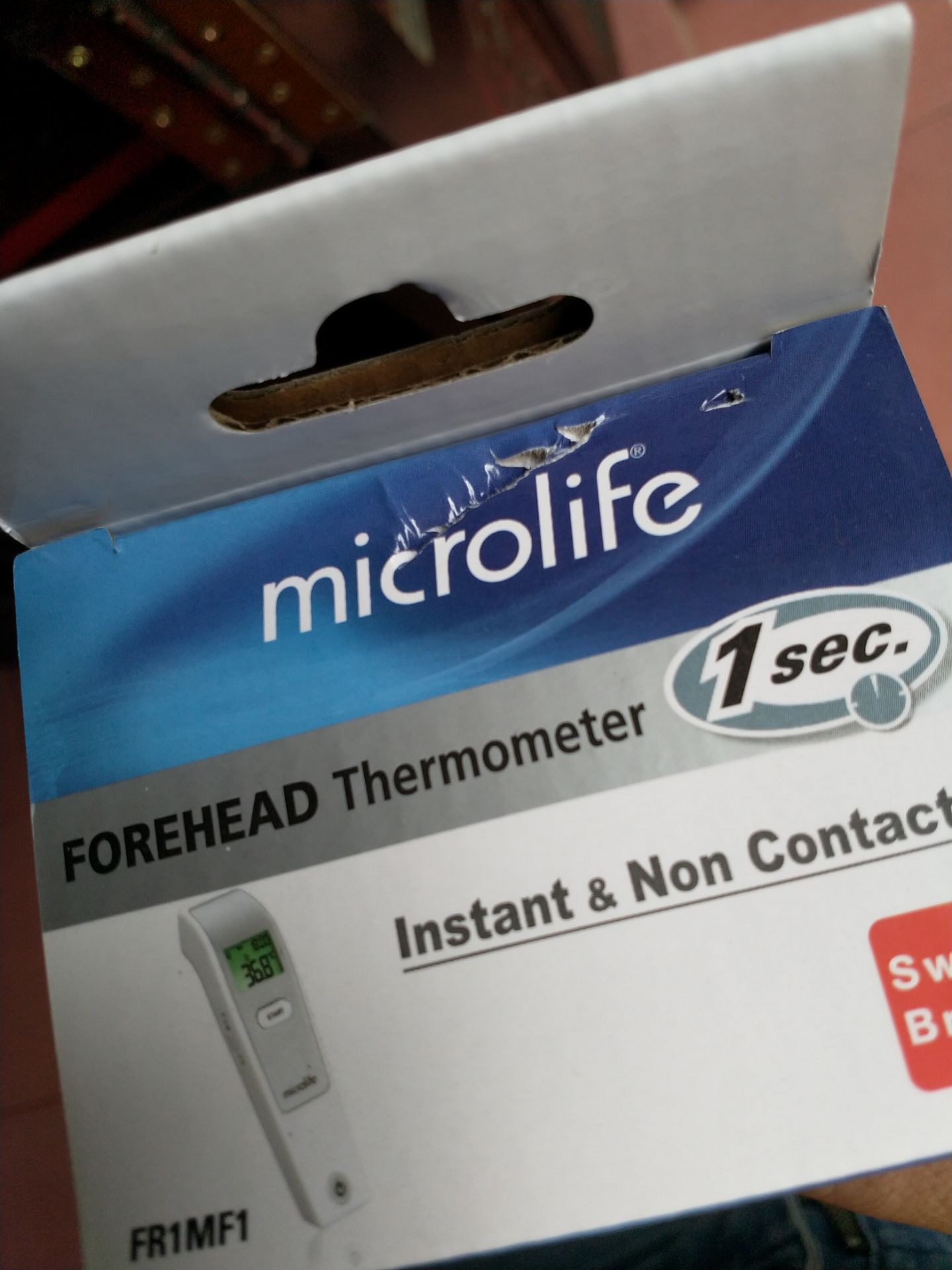 1.hộp bị cấn rách
2. phiếu bảo hành trống 1.hộp bị cấn rách
2. phiếu bảo hành trống