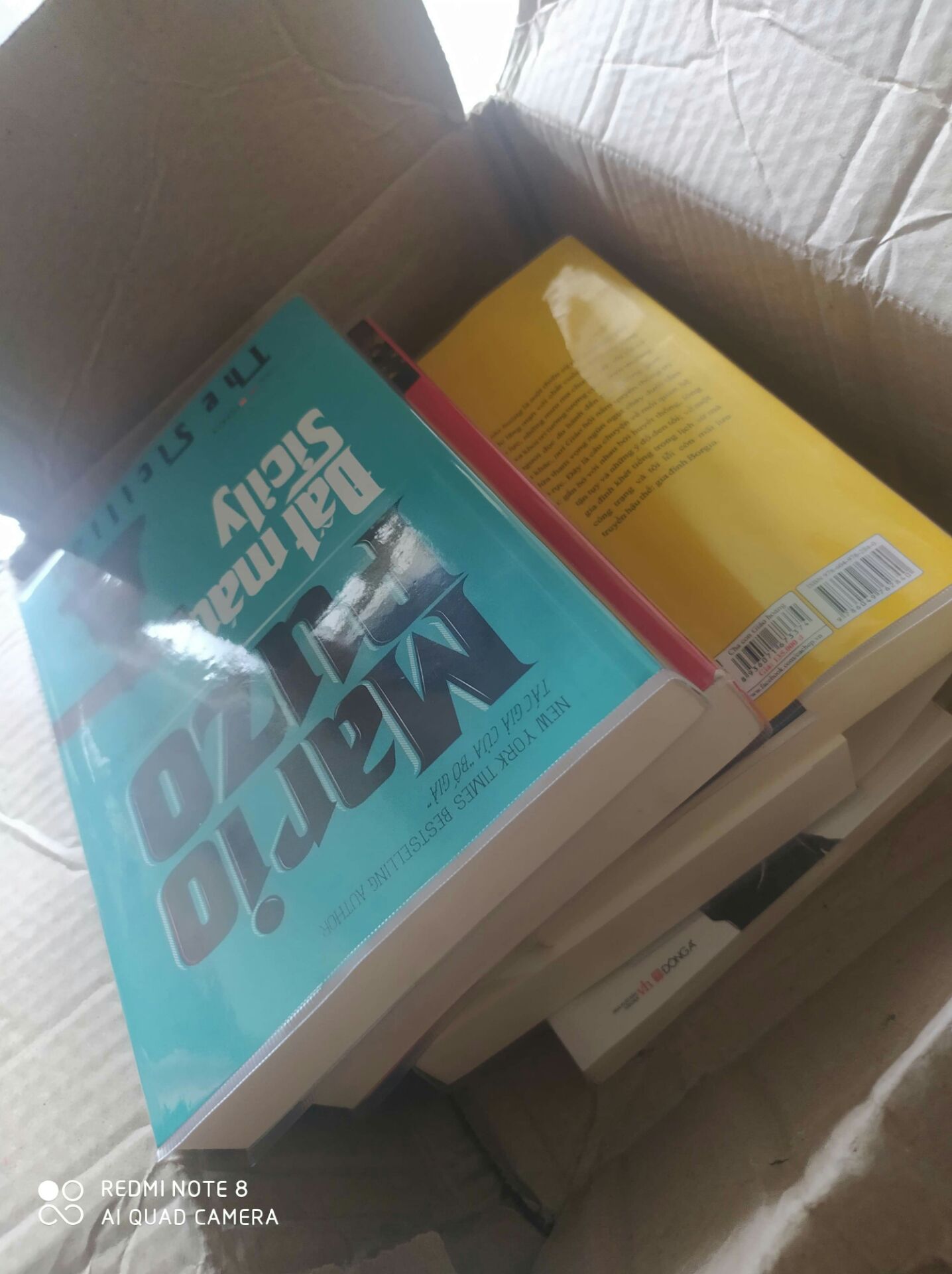 Một sao này là mình dành cho nhân viên đóng gói, nhân viên làm bộ phận đóng gói mà không có tâm, ẩu tả. Đơn hàng mình nhận được khi khui ra thì tình trạng như hình. Những đơn hàng trước sách được bọc chung trong bọc to dán chắc chắn rồi mới bỏ vào thùng giấy , còn lần này sách được bỏ lộn xộn không cùng chiều  nên đã xãy ra tình  trạng 2 cuốn sách kẹp vào  nhau gây ra  gãy gáy.Là khách hàng  lâu năm của Tiki mình thực sự thất vọng , là người yêu sách mình  rất bực khi thấy sách bị như vậy. Mình muốn đổi lại 2 cuốn Bố già và Cha con giáo hoàng.Mong Tiki sớm giải quyết cho mình.