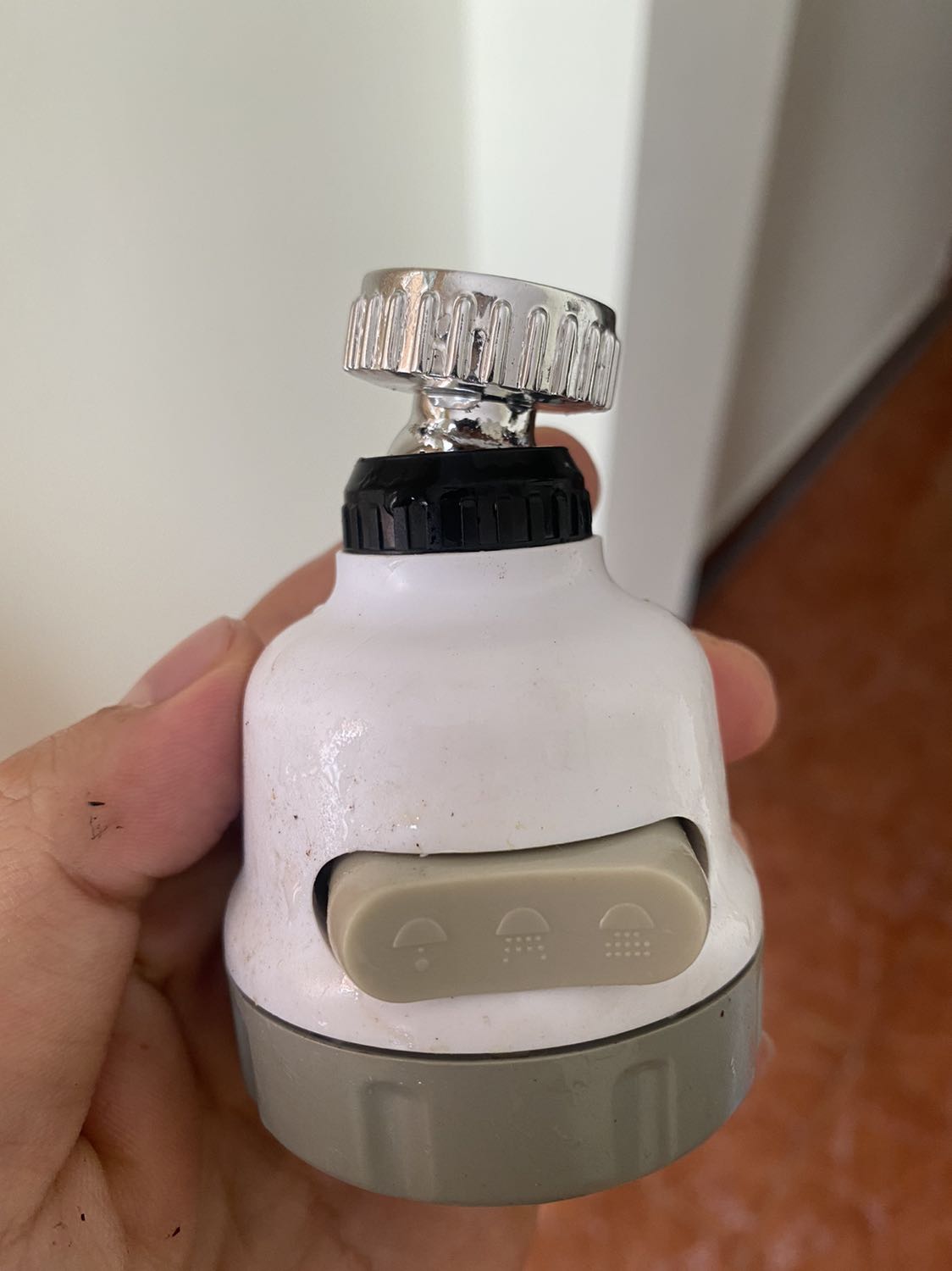 Lần đầu tiên phản ảnh với tiki vì mọi lần đếu rất tốt. Mua hàng mới mà giao hàng kiểu này. Mới mở ra như hàng cũ. Thử rửa sử dụng cũng ko sạch. Nói 3 chế độ mà hư hết 1 chế độ. YÊU CẦU ĐỔI TRẢ GIẢI QUYẾT GIÚP.!