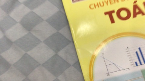 Giá niêm yết 11k bán 19k mà ko bỏ vô nổi cái thùng carton đàng hoàng gửi đi, bọc mỗi bọc chống sốc mỏng dính là xong:))))) tới nơi thì nó nhàu mà gáy sách thì biến dạng rồi, cuốn này còn đỡ nhất trong 3 cuốn mình đặt nha 😇 trong hình là mình đã đè đồ nặng lên cho nó đỡ nhăn nhàu rồi nhé nhưng gáy sách bị cong vênh rồi nên chịu à:))) tệ, lần duy nhất và cuối cùng, may ko đặt nhiều chứ ko bị thầy cô rủa chớt 🙏