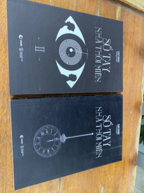 Anh shipper dễ thương. Sách thì mình chưa đọc nhưng hơi buồn vì sách quá dơ. Mình lau ra bụi đen thui. Mình là người yêu sách. Mặc dù biết không ảnh hưởng đến nội dung nhưng nhìn thấy quyển sách bị vậy có chút đau lòng. Mình đọc sách khác của tác giả này rồi nên muốn mua thêm để đọc. Lối tư duy khác, cách viết và hành văn cũng khác. Đọc dễ bị cuốn vào và phải đọc cho đến hết. Mình mong 2 quyển này cũng vậy.