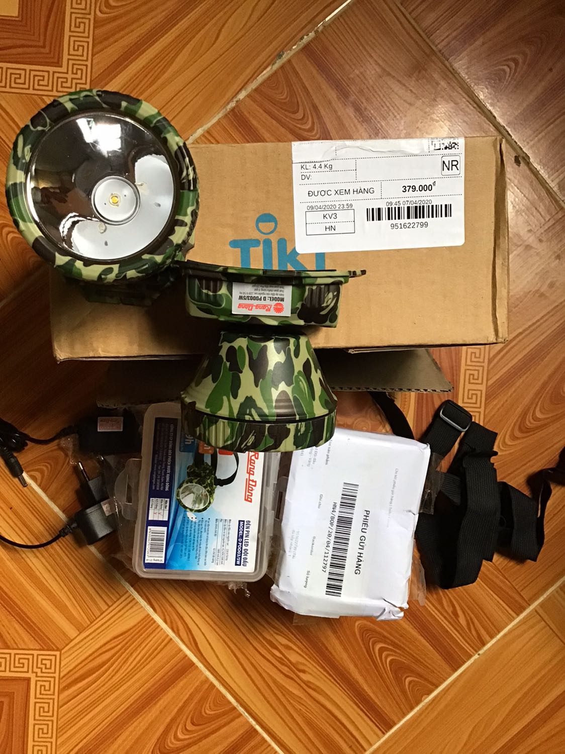 Hàng không đúng trong hình đặt hàng đèn nhỏ giao hàng to mà là hàng giả đèn Rạng Đông lửa đảo quá chắc không tin vào hàng trên mạng nữa. Hàng không đúng trong hình đặt hàng đèn nhỏ giao hàng to mà là hàng giả đèn Rạng Đông lửa đảo quá chắc không tin vào hàng trên mạng nữa.