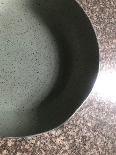 Chảo lớn bị móp thế mà cũng giao. Tin tưởng Tiki nên không lột hết ra để kiểm tra. Thất vọng quá!