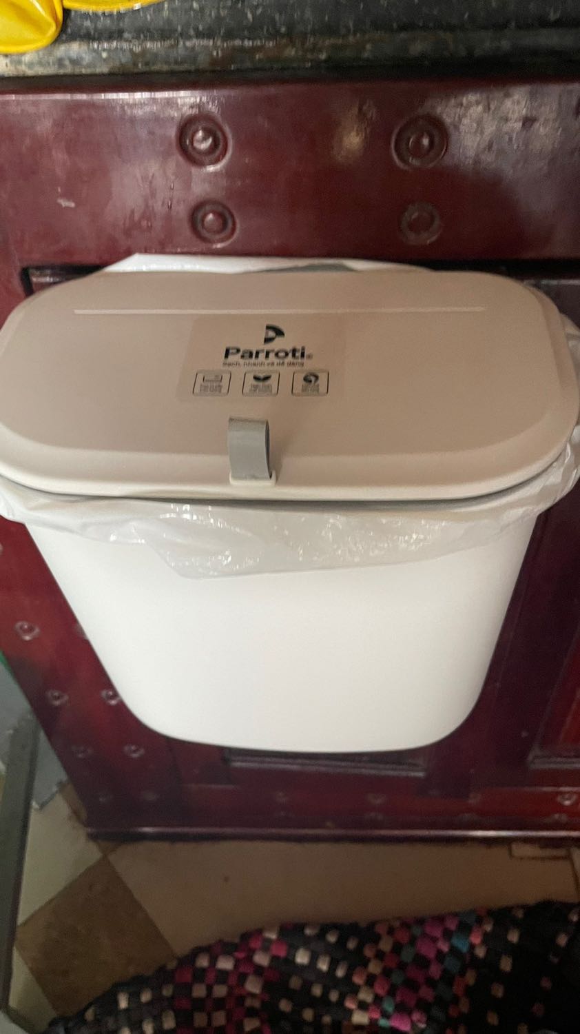 Lần đầu mua được cái thùng rác ưng ý như vậy. Parroti chưa bao giờ làm mình thất vọng. Đợt trước mua bộ lau nhà rồi, giờ mua thêm cái này nưaz. Thùng rác nhìn rất gọn, bỏ vào nhà bếp hay nhà tắm đều tiện, thiết kế rất sang, màu trắng trang nhã. Đúng là tiền nào của nấy mọi người ạ. Ủng hộ thương hiệu Việt mà chỉnh chu. Cảm ơn Parroti rất nhiều. Nên mua nhé mọi người.