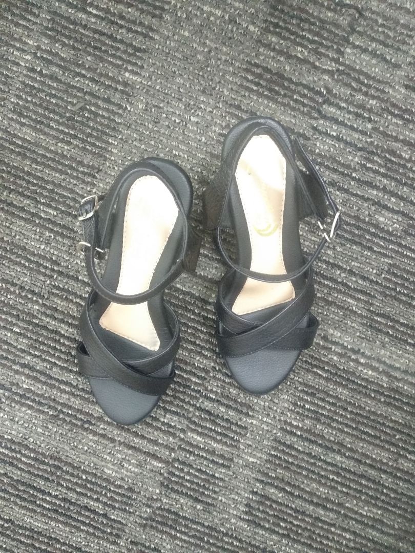 Giày nhẹ, mang êm chân, shop giao hàng nhanh, giày giống y hình, quai sau hơi rộng, bình thường size 35 là vừa chân nhưng đôi này lại rộng quai.