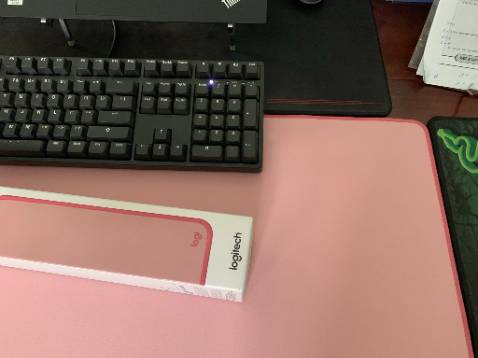 Sản phẩm  sang, xịn, mịn hơn nhiều so với tấm lót bàn DareU mà mình đang sử dụng,
không thấm nước như quảng cáo, 
chất lượng tốt! 5/5.
 bỏ ra chi phí như vậy để mua cũng không tiếc.