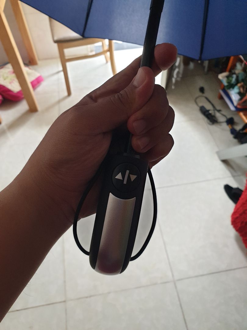 hàng chắc, đẹp, như hình. bấm lần 1 bung dù lớn, bấm lần 2 gấp dù lại nhưng để thu ngắn lại thì phải dùng lực ấn khá mạnh