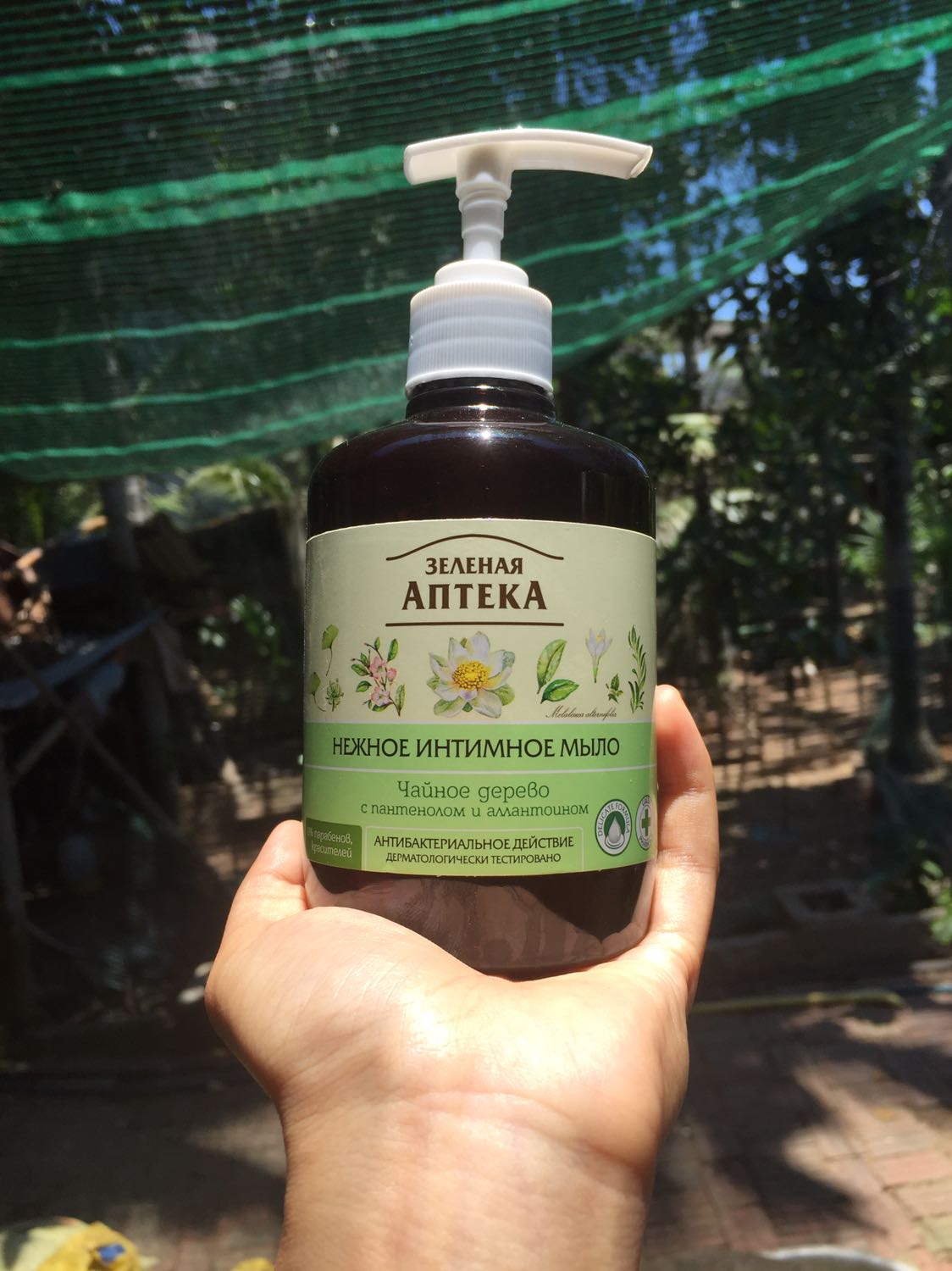 Giao hàng nhanh. Mùi hơi nồng do có thành phần hương liệu nhân tạo, chất gel đặc, dung tích lớn. Lần đầu dùng hãng này nên không biết chất lượng ra sao nhưng cảm quan dùng là hơi khô căng “cô bé” do có Sodium Laureth Sulfate, nhưng nói chung cũng tạm chấp nhận được. 
Mua hàng Tiki lâu rồi và chất lượng đóng gói hàng hay trồi lên thụt xuống, mình có mua cái khác thì đóng gói rất kĩ do vỏ thủy tinh, còn chai này vỏ nhựa hơi mỏng nhưng chỉ bớt trong túi zip thôi à, nhưng may mà không hư hỏng gì. Tin thương và ủng hộ Tiki (đơn vị bán hàng online của VN) nên vẫn cho 5 sao và sẽ recommend Tiki cho người quen :3