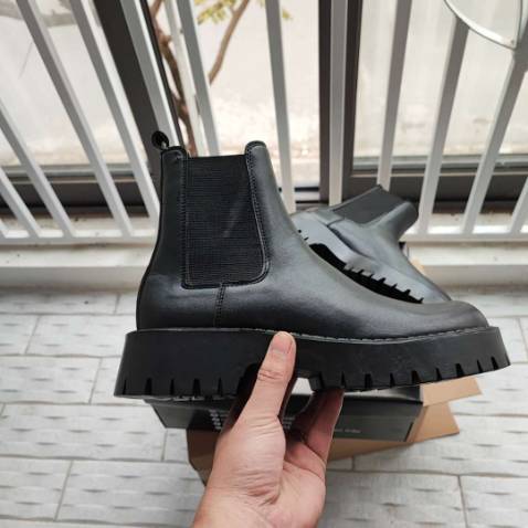 1,đóng gói cẩn thận, chống shock hộp tem bảo hành đủ 12 tháng
2,tư vấn trả lời thân thiện nhiẹt tình,nhanh
3,shop tặng kèm xi giày,thiếu shop vẫn cẩn thậnđóng gói gửi bù tặng khách
4,giày  form đẹp đúng kiểu mk  thích,đi êm lắm đế cao su đúc
5,giày cổ cao nên xỏ v, tháo raxót lắm🤕
Ncl bền lâu,giữ form thì cần time nhg cskh của shop cực kì chu đáo,mn yên tâm về sp và shop 10đ