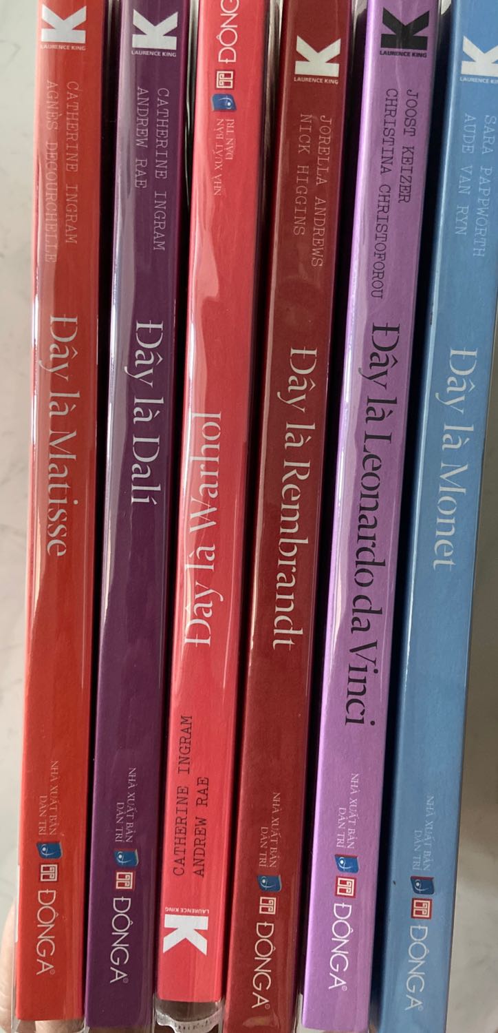 Sách in màu đẹp, hình vẽ minh hoạ dễ hiểu về cuộc đời của tác giả và các tác phẩm. 
Sách không in trên giấy dạng bóng và ít tác phẩm hơn sách nxb omega. @moon.mng