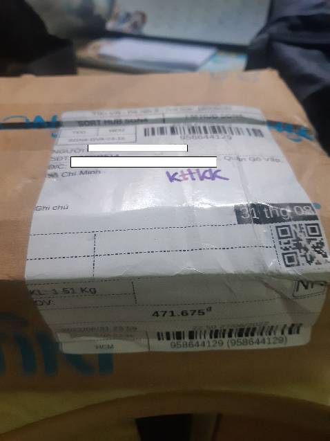 Tôi thật sự rất không hài lòng về cung cách phục vụ của công ty. Tôi có đặt đơn hàng #958644129 ngày đặt hàng: 22:14 27/08/2022 . Nhân viên có giao hàng vào 12h30 ngày 30/08/2022, tôi đang ở cơ quan nên nhờ người nhà nhận giúp. Tình trạng kiện hàng như ảnh kèm theo, và nhân viên giao hàng nói là chuột cắn, người nhà tôi cũng lớn tuổi thương tình nhận hộ. Nhưng tôi hỏi các anh vài câu, có con chuột nào cắn mà góc sách lại vạt đi 1 cách bằng phẳng như thế không? Các anh đang liên kết với 1 đối tác vận chuyển và đối tác đó đang làm mất đi hình ảnh, uy tín của các anh, đó có phải là phương châm kinh doanh của các anh “ *** dối khách hàng” ? Và giờ các anh giải quyết đơn hàng của tôi như thế nào?