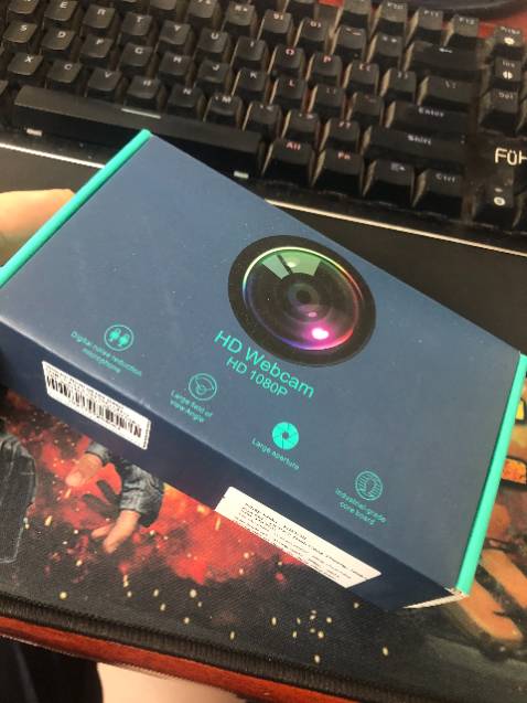 Tôi là người kỹ tính trong chọn sản phẩm mua trên mạng. Tiki đã không làm tôi thất vọng. Tôi mua WEBCAM này về để cho con học. 
- Giao hàng rất nhanh 2h(Tôi ở Hà Nội), anh giao hàng thân thiện
- Sản phẩm chất lượng rất tốt đóng gói cẩn thận, nguyên tem mác.
- Hình ảnh cực kỳ sắc nét, cắm vào là chạy không cần cài đặt, tích hợp mic nói chuyện được luôn.
- Thẩm mỹ cao, rất gọn gàng treo trên màn hình hoặc để bàn đều được
- Đặc biệt góc quay rất rộng độ phân nét, có thể điều chỉnh 360 độ tùy ý.
Tôi rất ưng ý sản phẩm này. Cảm ơn tiki