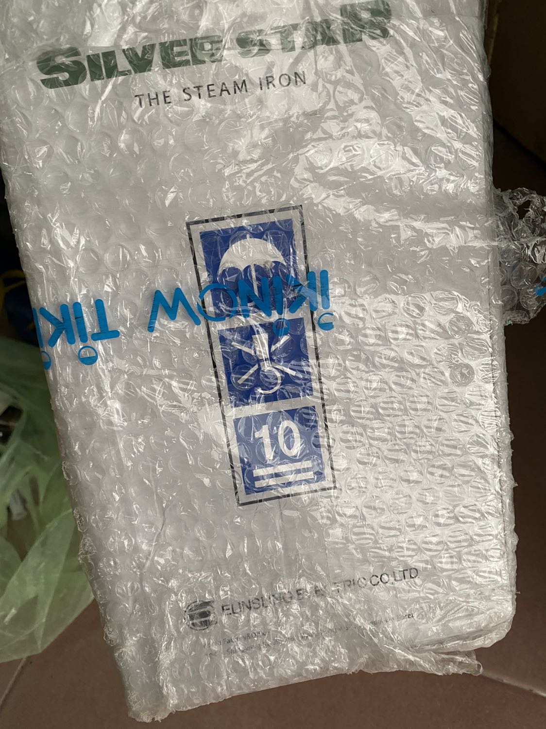 Hàng không giống mô tả , không tem nhập khẩu, chữ ở bình nước thì lem nhem . Không biết có phải hàng chính hãng không. chua dùng thu