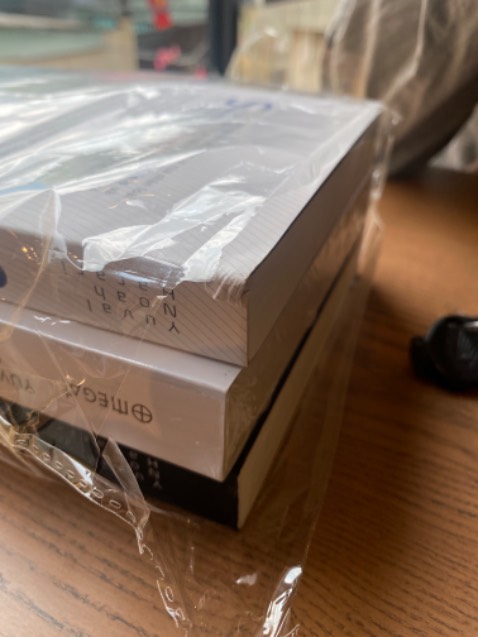 Sách đẹp, nội dung hay nhưng shop đóng gói chưa kỹ lắm, khi giao tới chắc 1 phần tại vên vận chuyển làm bị hư mất gáy 1 quyển, mình đọc xong thường để chưng nên nhìn hơi tiếc
Mong shop lần sau đóng gói kỹ hơn
Vẩn cho shop 5 sao