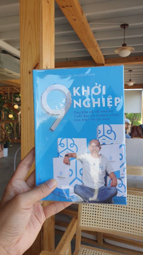 Cuốn sách kể về hành trình xây dựng sự nghiệp của tác giả, trải qua rất nhiều mô hình kinh doanh, thất bại có, thành công có, anh luôn nổ lực và cống hiến để đạt được mục đích của mình, khó khăn nhất là lĩnh vực sản xuất áo thun nhưng anh vẫn kiên trì bền bỉ đầu tư vốn, thời gian sức khỏe để dẫn dắt công ty thành công. Những chia sẻ kinh nghiệm của anh rất quý giá cho các bạn trẻ. Cảm ơn anh