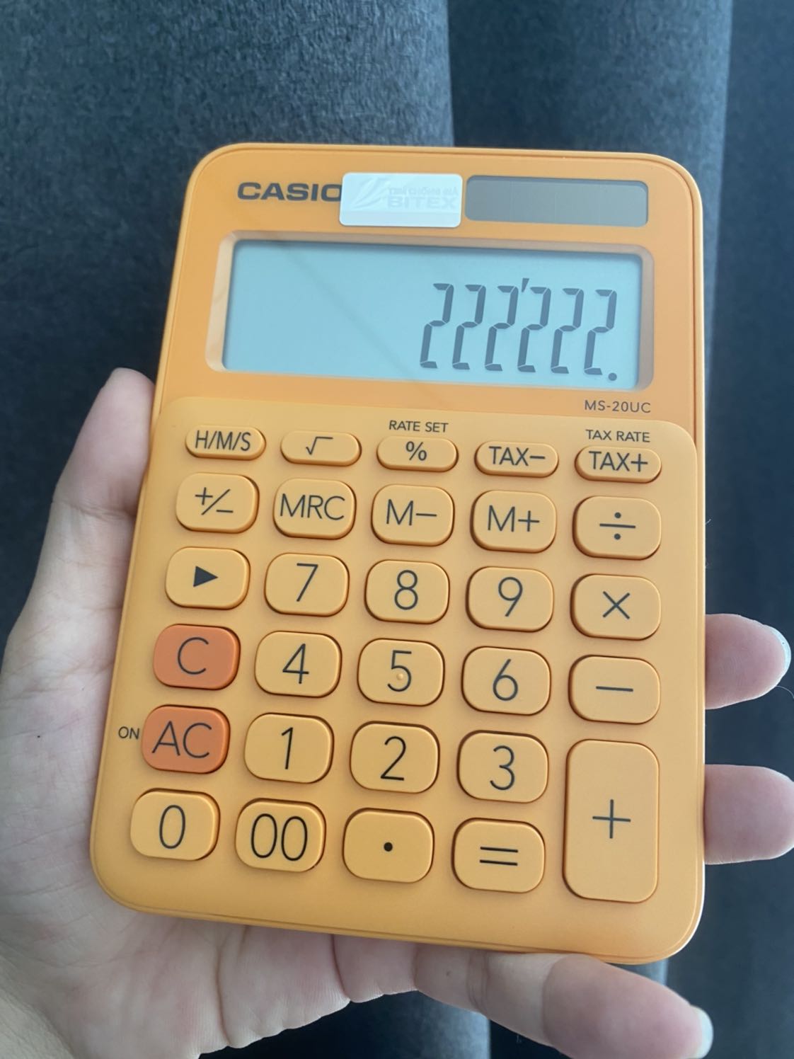 Giao hàng lâu, thấy có kí hiệu Tikinow tính là đặt luôn để mai nhận mà cuối cùng ko cho đặt, buộc phải đặt bình thường. Chờ mòn mỏi sau 6 ngày mới giao, cũng may a giao hàng nhiệt tình cho kiểm hàng chứ ko rate luôn 2 sao cho xanh chín. 
Thấy mọi người than giao ko đúng màu, đặt màu cam mà giao vàng chanh nên cũng sợ, tính chọn màu khác nhưng mà vẫn thích màu cam nên mình liều, cùng lắm trả hàng. Hên sao mở ra thấy màu cam nhẹ cả người. Máy dùng êm, tem chính hãng rõ ràng. Nhưng hơi nhẹ so với những máy casio trước đây mình dùng. Hàng ok, chất lượng. Giao hàng lâu, thấy có kí hiệu Tikinow tính là đặt luôn để mai nhận mà cuối cùng ko cho đặt, buộc phải đặt bình thường. Chờ mòn mỏi sau 6 ngày mới giao, cũng may a giao hàng nhiệt tình cho kiểm hàng chứ ko rate luôn 2 sao cho xanh chín. 
Thấy mọi người than giao ko đúng màu, đặt màu cam mà giao vàng chanh nên cũng sợ, tính chọn màu khác nhưng mà vẫn thích màu cam nên mình liều, cùng lắm trả hàng. Hên sao mở ra thấy màu cam nhẹ cả người. Máy dùng êm, tem chính hãng rõ ràng. Nhưng hơi nhẹ so với những máy casio trước đây mình dùng. Hàng ok, chất lượng.