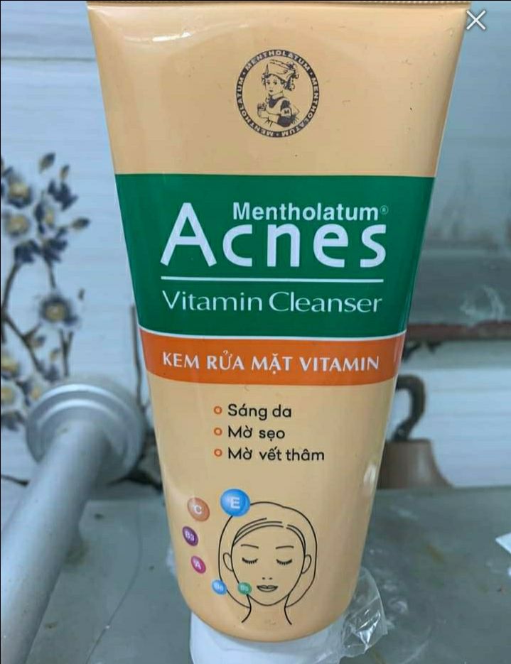 sau một tháng sử dụng, mình cảm thấy tình trạng mụn viêm đã giảm hẳn, làn da mịn màng hơn. 
-Kem rửa mặt Acnes Vitamin Cleanser kết hợp các vitamin cần thiết cho làn da như vitamin E, C, A, B3, B5, B6 đặc biệt thích hợp cho việc chăm sóc và cải thiện làn da sau mụn
-Chất kem đặc, có màu vàng nhạt. Bên cạnh đó thì có một mùi hương thơm rất dễ chịu. sau một tháng sử dụng, mình cảm thấy tình trạng mụn viêm đã giảm hẳn, làn da mịn màng hơn. 
-Kem rửa mặt Acnes Vitamin Cleanser kết hợp các vitamin cần thiết cho làn da như vitamin E, C, A, B3, B5, B6 đặc biệt thích hợp cho việc chăm sóc và cải thiện làn da sau mụn
-Chất kem đặc, có màu vàng nhạt. Bên cạnh đó thì có một mùi hương thơm rất dễ chịu.