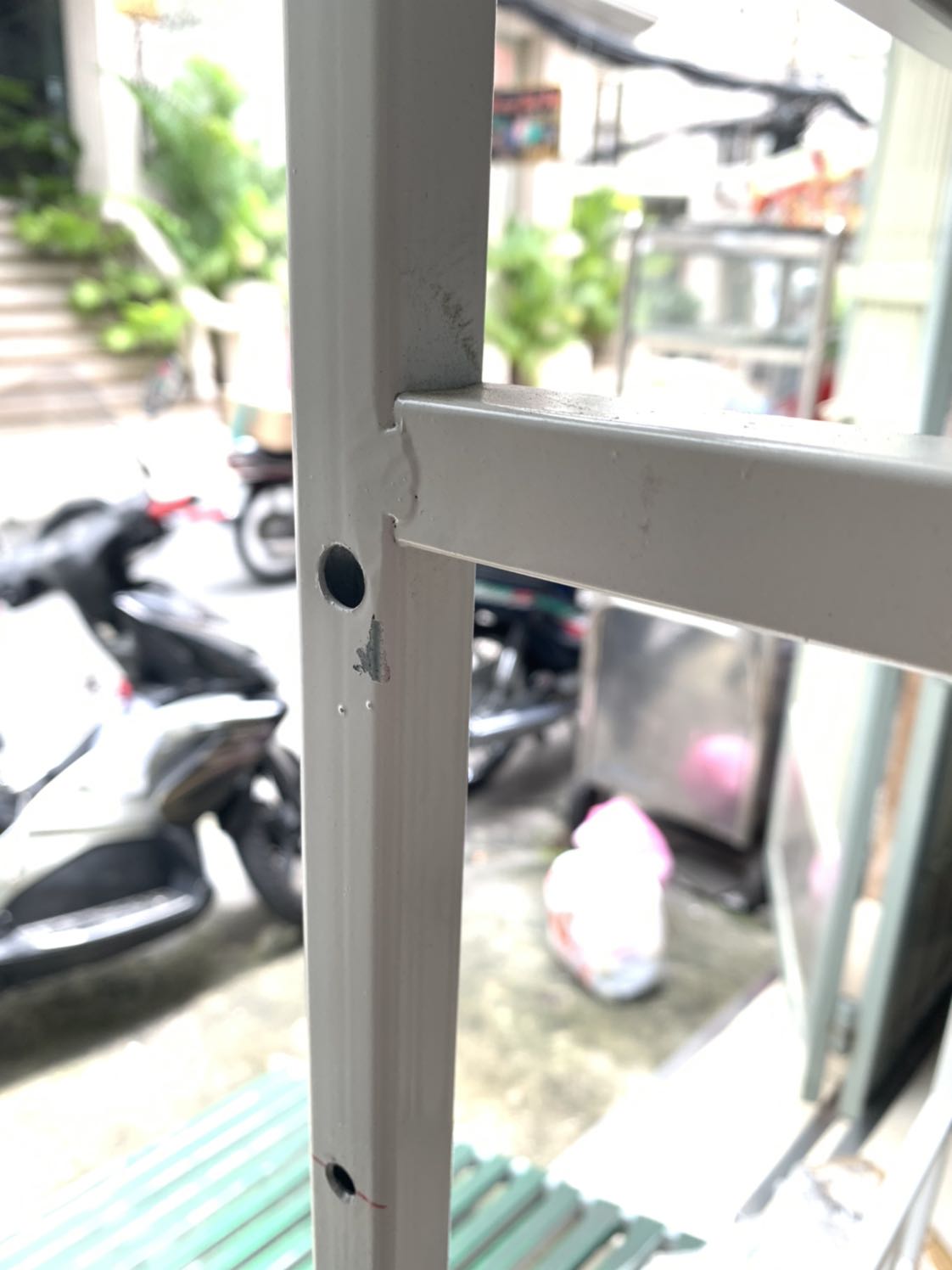 Ship nhanh, sơn hơi mỏng nên dễ bị tróc, kệ cao so với nhu cầu, nên mình khoan hạ thấp xuống.  Nhìn chung sản phẩm dùng tạm ổn.