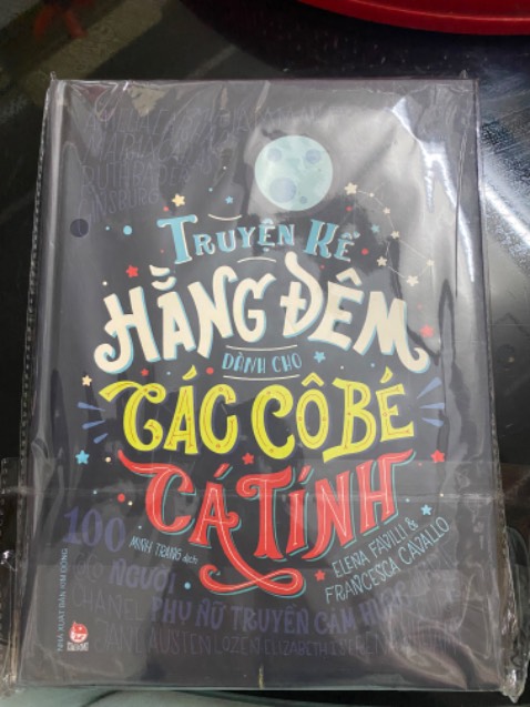 Bọc hàng cẩn thận. 
Sách bìa cứng, chất giấy rất đẹp nha mọi người ơi. Mua để đọc cho con gái mà mình còn hào hứng hơn con :))