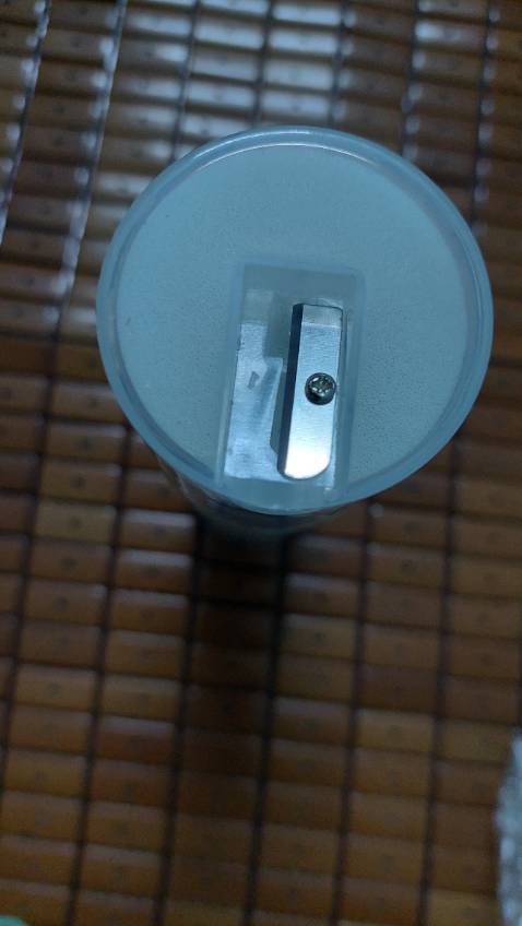 Trên nắp còn có kèm theo 1 cái chuốt viết chì