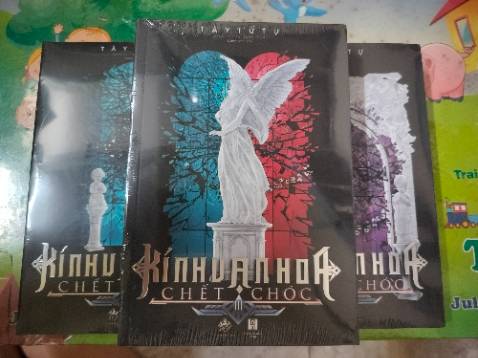 Bộ Kính Vạn Hoa Chết Chóc này thì khá là nổi rồi nên mình không nhận xét gì về nội dung nữa.
Sách nhận được nguyên seal, đóng gói cẩn thận, giao hàng nhanh, giá tốt.
Sau 2 năm mình mới quay lại đặt hàng trên Tiki, thứ mình nghĩ Tiki cần thay đổi chính là điều chỉnh giá vận chuyển, nếu deal sách giảm sâu mà phí ship cao thì mình cũng sẽ không chọn Tiki.