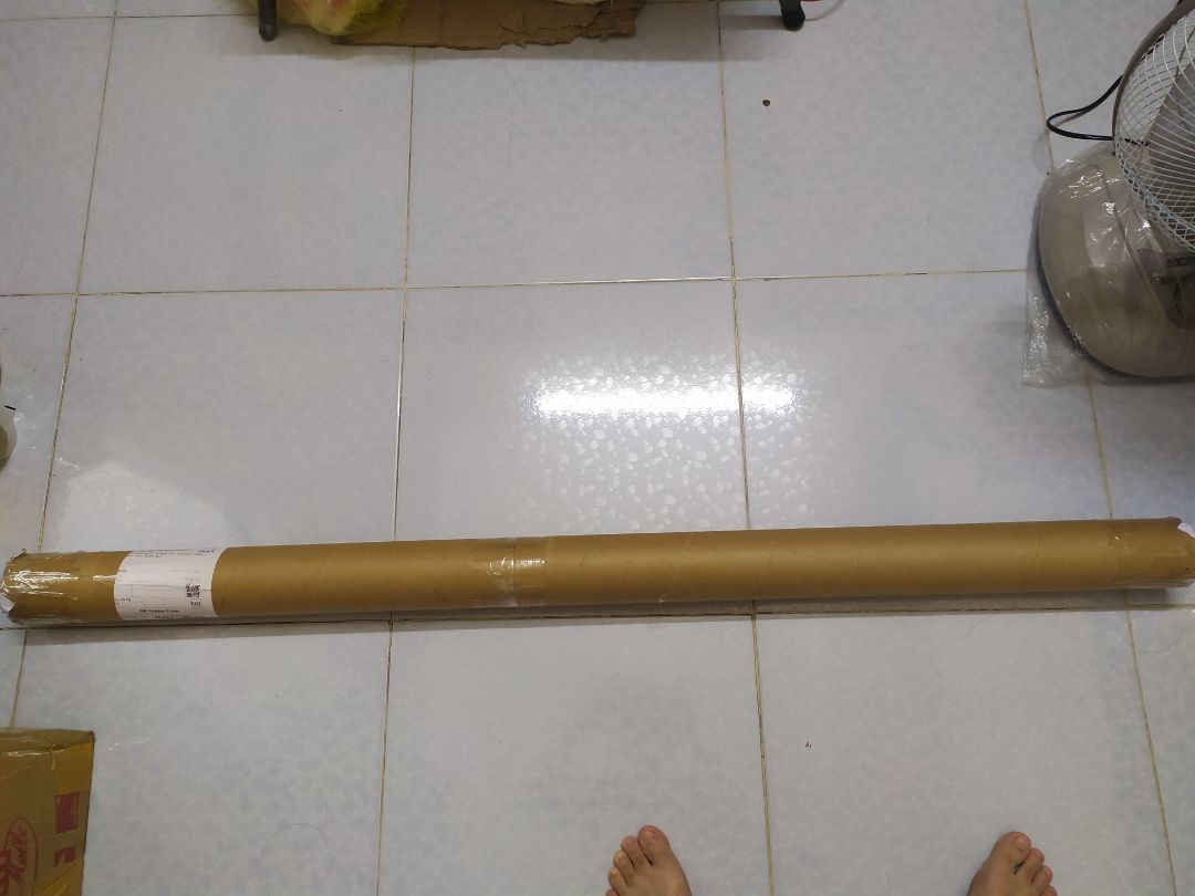 Shop gói hàng rất kỹ và cẩn thận, 2 đầu được bọc kín.
Mình đã tham khảo nhiều loại mà loại này đúng ý mình luôn. Che mờ, che tầm nhìn rất tốt, đảm bảo kín đáo riêng tư cho phòng nhưng vẫn hấp thu được ánh sáng ban ngày cho phòng đỡ tối. Mình sợ ko kín đáo thì sẽ dán cả mặt trong mặt ngoài, nhưng dán 1 mặt xong thấy đủ rồi 😂 Dán lên nhìn phòng trọ của mình sáng *** hơn hẳn.
Giấy dán chất lượng, giá cả cũng phải chăng. Mô tả sản phẩm là 1m2*3m nhưng mình thấy khổ giấy thực tế 2 chiều đều dư, chắc để tránh hao hụt khi dán đó mọi người.
Ai không chuyên nên xem youtube hướng dẫn trước khi dán nha.