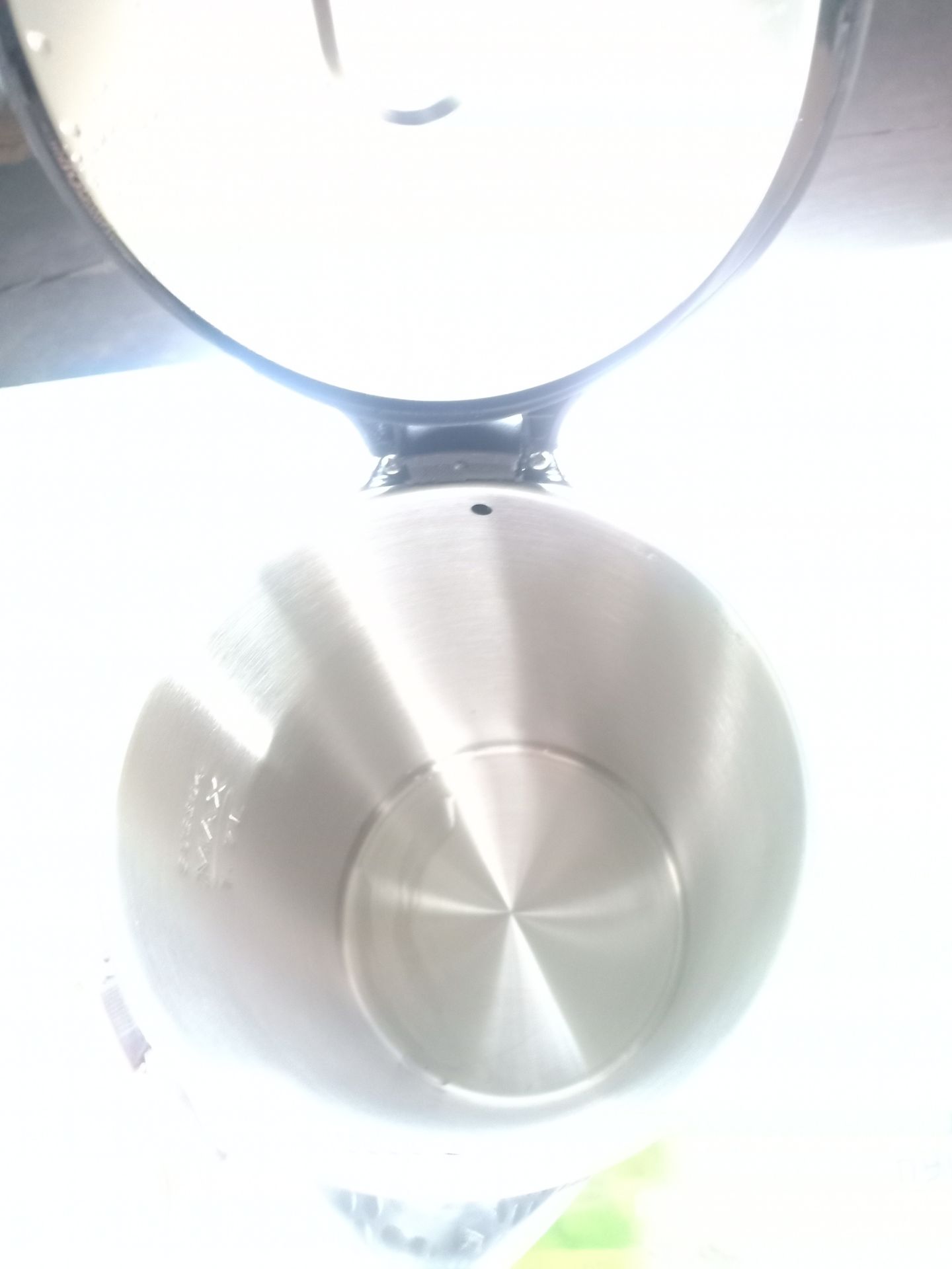 tiếng kêu cũng vừa, k phải là nhỏ. đun đầy bình cỡ 5p. lúc vừa mở nắm ra có tí mùi nhẹ, sau đó hết. dùng gần 2 tuần rồi thấy ổn cả nhe. nắp hơi khó mở, nhỡ mà gãy phần đó là nghỉ mở lun😂