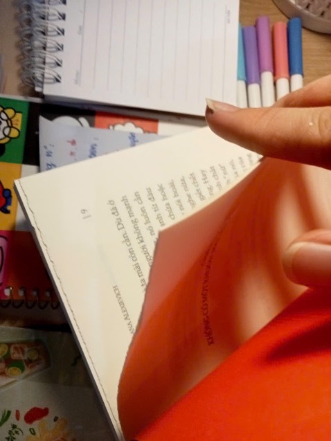 Sách cảm giác như hàng cũ, bìa bị dập, rách, giấy bên trong bị rách và dính vào nhau, 1 phần giấy còn bị lem mực. Mặc dù giá rẻ nhưng không thể chấp nhận được với chất lượng sách như này. 1 vết rách thì mình còn giữ lại đọc được nhưng nhiều lỗi như thế này thì mình cần TIKI đổi lại sách khác cho mình😭😭