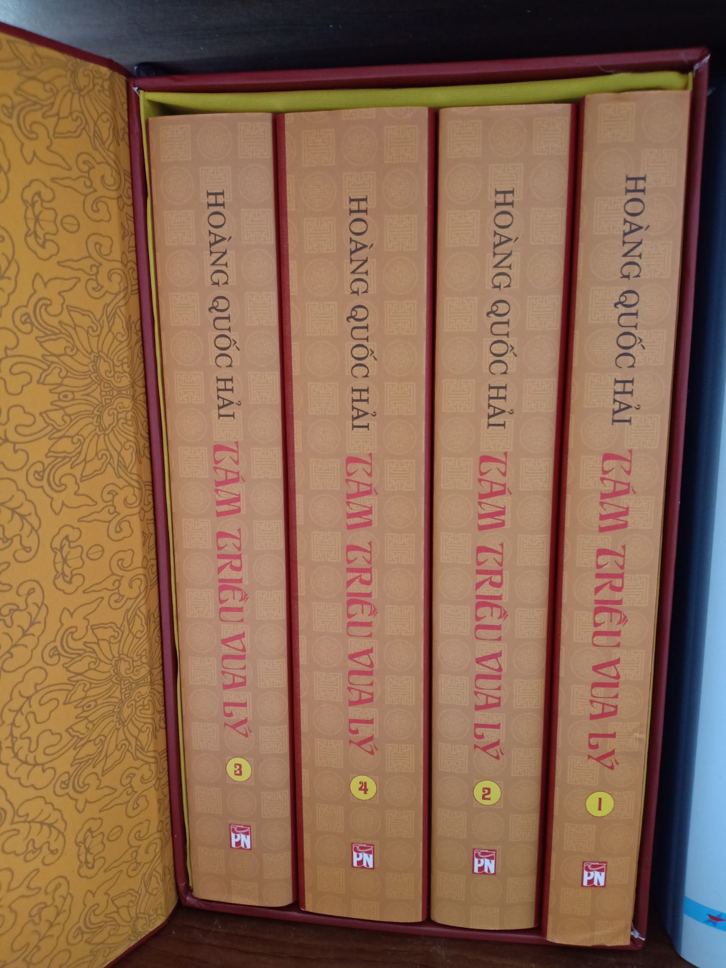 Thực sự đây là một bộ sách có giá trị nhà văn Hoàng Quốc Hải là một người am hiểu sâu sắc về tam giáo và lịch sử. sau khi mình đọc bộ báo táp Triều Trần thì mua ngay 8 Triều Vua Lý đọc cực kỳ lôi cuốn. Mọi người nên mua để hiểu thêm về sử nhà:)