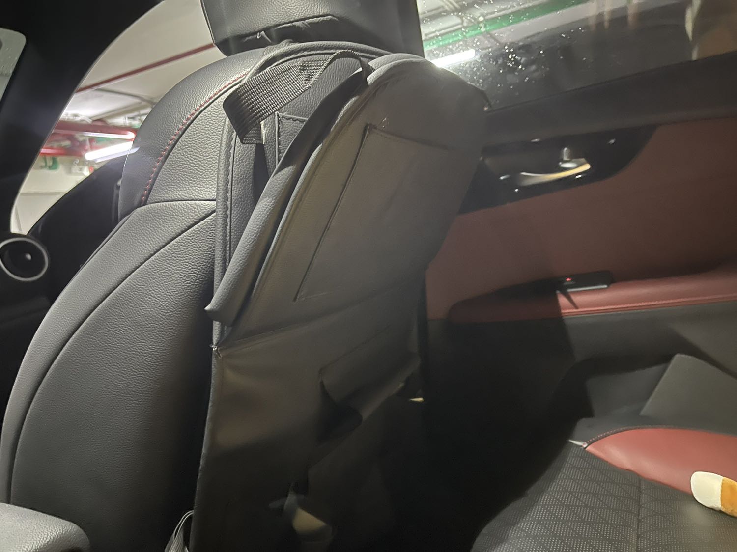 Sản phẩm đẹp, cũng khá cứng cáp, mới dùng được vài ngày thấy cũng ổn, để dùng thêm một thời gian nữa rồi sẽ review chi tiết hơn.