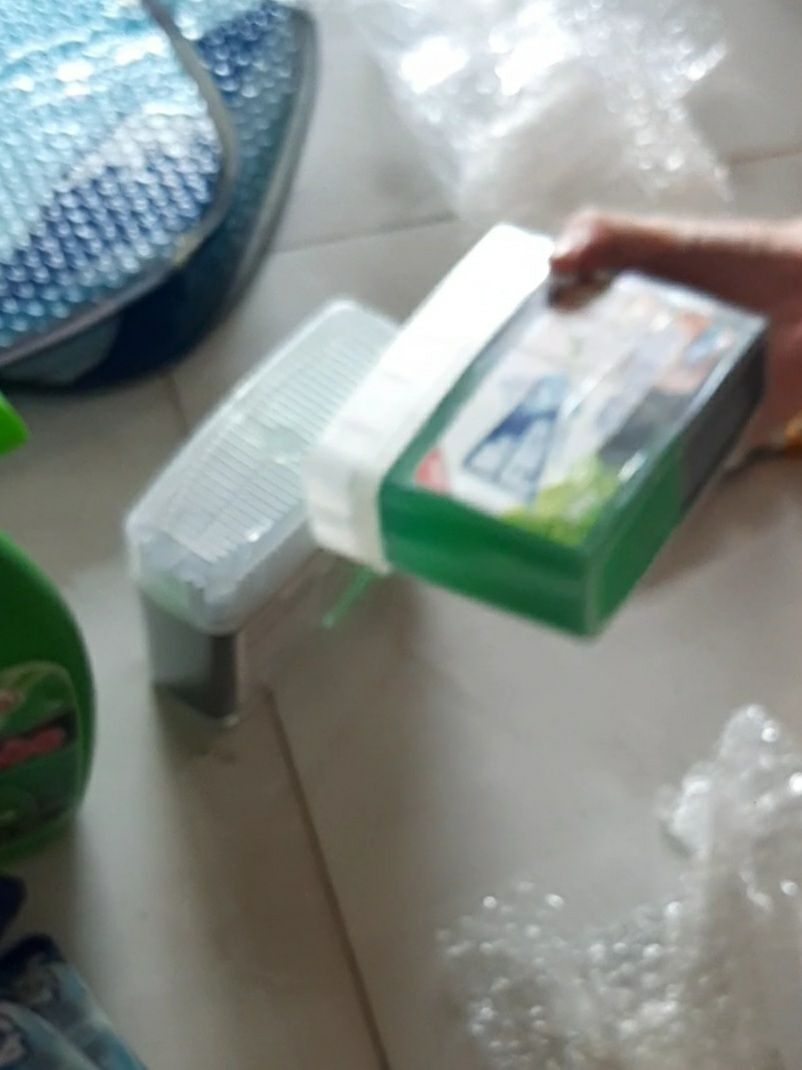 Bỏ tủ lạnh 1 buổi là tủ lạnh ko còn mùi, hiệu quả cao, shop có giao thiếu số lượng nhưng báo shop là shop xử lý liền và giao bổ sung sau vài ngày luôn