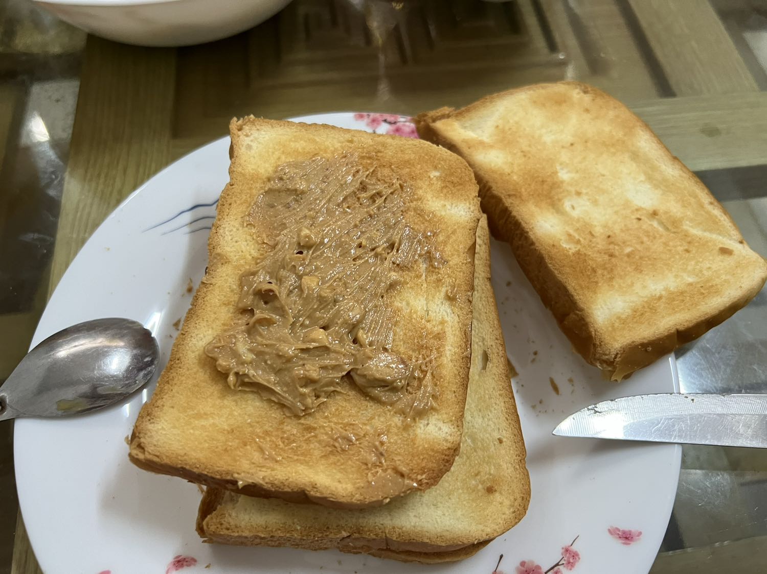 Bơ ngon, béo béo, ăn không hoặc với bánh mì đều ngon. Bơ vẫn còn đậu phộng hạt nhai vui miệng