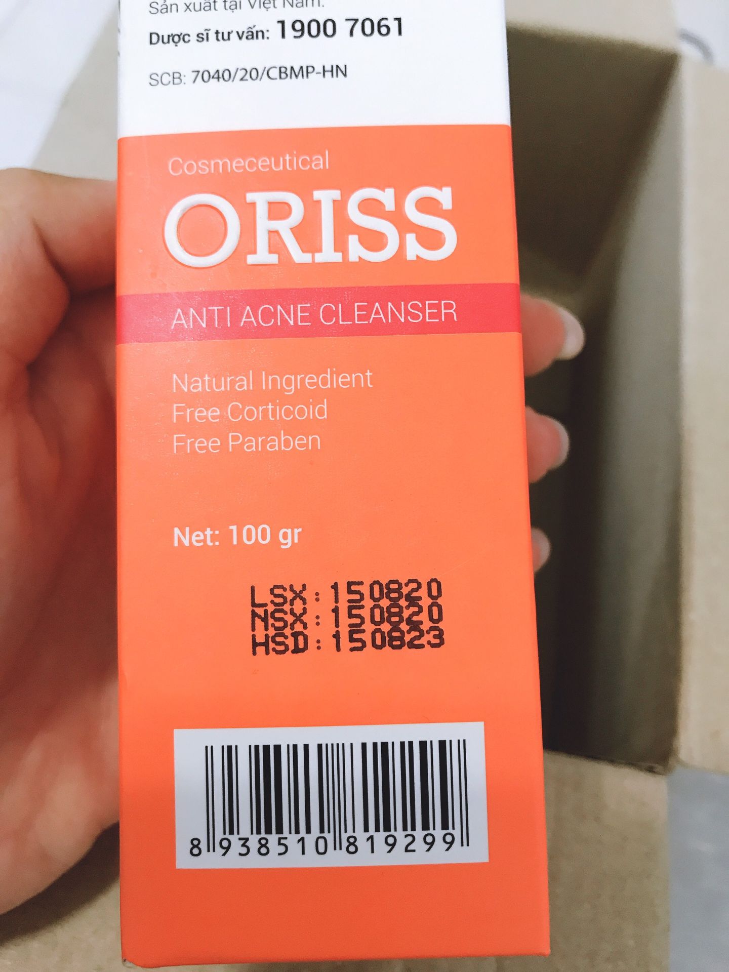 Mình vừa đặt hàng là hôm sau đã nhận được liền, dùng thử gần 2 tuần nay rồi mới review. cảm nhận đầu tiên là nó khá bắt mắt, bao bì cũng đẹp, là sửa rửa mặt thôi nhưng có hộp đựng hẳn hoi chứ không phải mỗi cái tuýp như mấy loại khác. Mở ra thì nghe mùi thơm của tinh chất tràm khá dễ chịu, bọt nhiều, rửa cảm giác sạch rất sâu nhưng không bị khô căng da, mụn cám của mình cũng cải thiện khá tốt (không biết có hết mụn luôn được không), loại này 100g mình nghĩ xài đc khá lâu vì mình dụng có chút xíu đã nhiều bọt rồi. 
Nói chung khá ưng em này.