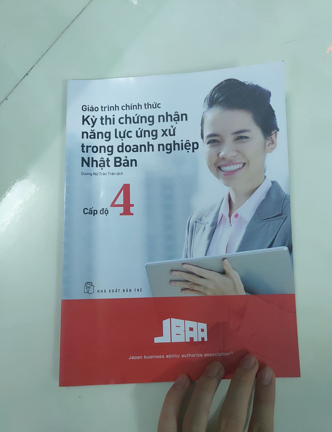 Sách được viết dưới dạng song ngữ (Nhật - Việt) nên có thể vừa thu nạp thêm kiến thức văn hóa, vừa cải thiện trình độ tiếng Nhật của chúng ta. Nội dung sách đề cập đến rất nhiều điều mà mình nghĩ là rất cần thiết đối với những bạn đó có nhu cầu nghiên cứu, làm việc trong doanh nghiệp Nhật Bản. Rất mong là sách có thể ra thêm các cấp độ còn lại.