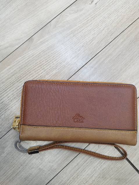 Ví ở ngoài đẹp hơn trong hình nhìu .. chất da quá đẹp bên trong nhìu ngăn thích lắm ... Thank shop nhìu