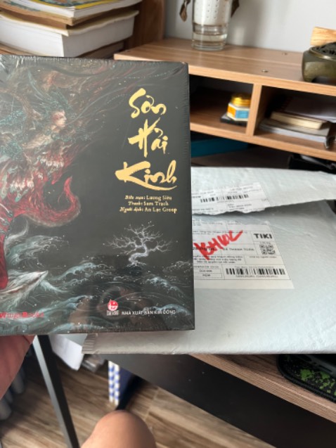 Đóng gói cẩn thận, ko bị hư góc, móp méo.
Được tặng 1 tấm postcard hình cửu vĩ hồ.
Minh hoạ màu hợp ý mình.