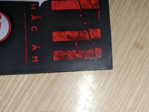 Đây là cuốn tệ nhất trong ba cuốn mình mua lần này. Kh nói đến nọi dung thì sách bị cong như con rắn luôn. Mình đang ráng cứu em nó cùng 2 cuốn mình đặt chung đây.T-T