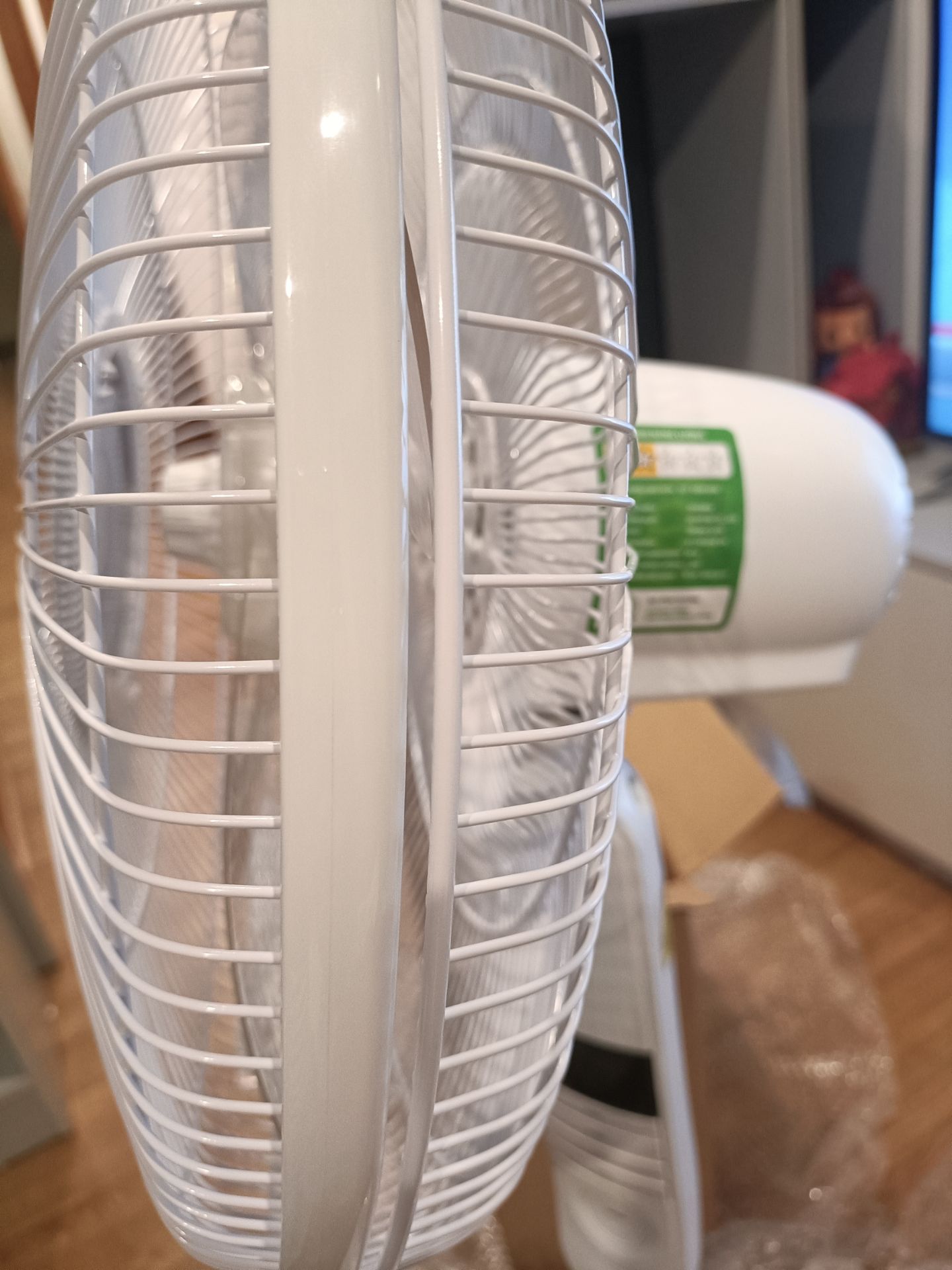 Đã nhận hàng. Đóng gói rất tốt. Quạt đầy đủ các bộ phận, phụ kiện. Tuy nhiên không thể lắp được lồng quạt vì cứ lắp vào lại bật ra, các mấu giữ ở đai lồng rất kém. Đây là lần đầu tiên mua quạt thương hiệu Nhật mà thấy chất lượng hoàn thiện kém như vậy, chắc do sản xuất tại TQ. Đành lắp tạm dù bị hở lồng để dùng rồi gọi trung tâm bảo hành sau vậy. Năm ngoái cũng đã mua quạt Toshiba trên Tiki , bật lên đứng yên thì ọk nhưng khi quay tuốc năng kêu ken két dù kêu nhỏ nhưng ban đêm khi ngủ nghe rất khó chịu nếu cứ sử dụng. Cái này là sản xuất ở VN. Có lẽ lần sau không nên mua quạt Nhật trên mạng nữa mà ra cửa hàng chọn, kiểm tra cho chắc chắn.