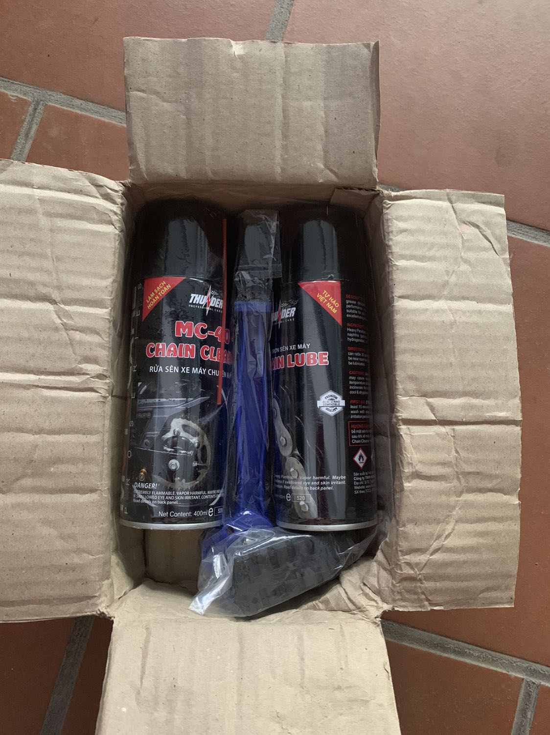 Sứt mất 1 bên vấu nhựa của chổi vệ sinh xích, lắp vệ sinh cứ rơi ra. Dùng được bình xịt vệ sinh thôi 😌.