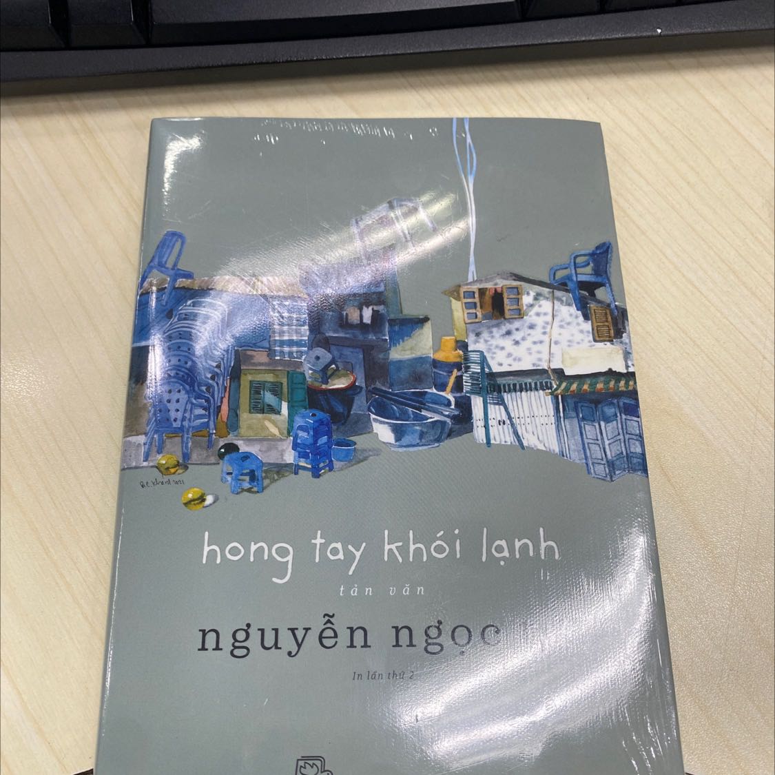 Sách giao nhanh, trong vòng 3h nhận được rồi, tuy nhiên mình chọn bookcare mà nhận được bọc thế này??? 
Bóc lớp seal thì bìa cũng khá xinh, mới.
Mình thích văn của tác giả lâu rồi nên mua, nội dung sau khi đọc sẽ review lại