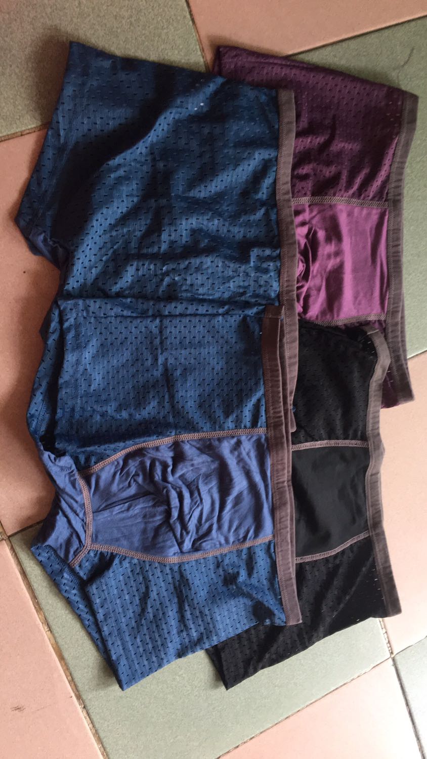 Quần đẹp, mát, chọn theo bảng size ok, không được chọn màu nên shop giao trùng màu nhiều quá, mua 8 cái mà 3 cái xanh 2 cái tím  2 cái đen vs 1 cái xám, nếu shop set màu ít trùng thì sẽ ok và hợp lý hơn