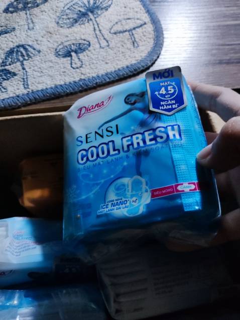 Nói chung là dùng loại này mát, vi vào kì thường rất khó chịu trong người, dùng mát mát cũng tốt, thấm hút khá, không mùi và rất mỏng so với các loại khác nên mang theo cũng dễ.