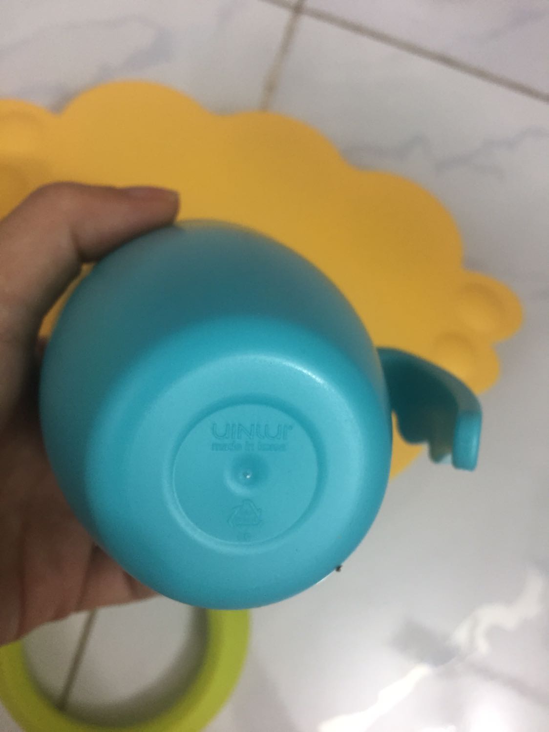 Khay đẹp, cứng cáp, rất ưng khi nhận được hàng, đáng đồng tiền. 
Nếu muốn chọn sản phẩm an toàn cho bé nên mua sản phẩm này nha.