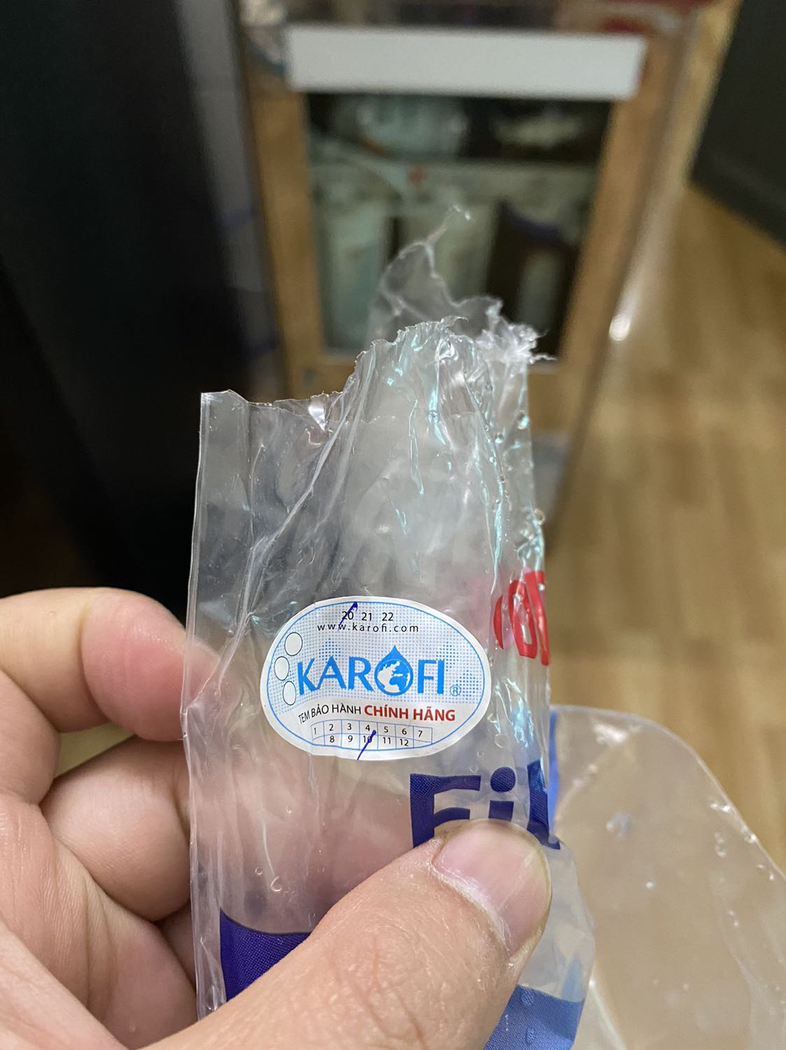 Mình mua lắp thay lõi RO của máy lọc Taka (có vẻ lõi taka ko phải RO chuẩn :( ). Lắp vừa vặn, nhãn mác check thì thấy chính hãng, đóng gói chắc chắn. Vỏ có tem Karofi. Mình mua lắp thay lõi RO của máy lọc Taka (có vẻ lõi taka ko phải RO chuẩn :( ). Lắp vừa vặn, nhãn mác check thì thấy chính hãng, đóng gói chắc chắn. Vỏ có tem Karofi.