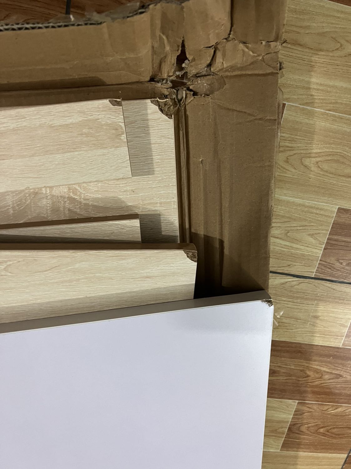 Giao hàng bị trầy vỡ góc nên mất thẩm mỹ hẳn ra, lắp ráp hơi cực 1 chút phải nhờ ba giúp loay hoay cả tiếng mới xong, nhìn chung đẹp nhưng ba nói chất liệu làm từ giấy ép, đụng nước là rã nên sẽ không bền, va chạm mạnh là hư. Giao hàng bị trầy vỡ góc nên mất thẩm mỹ hẳn ra, lắp ráp hơi cực 1 chút phải nhờ ba giúp loay hoay cả tiếng mới xong, nhìn chung đẹp nhưng ba nói chất liệu làm từ giấy ép, đụng nước là rã nên sẽ không bền, va chạm mạnh là hư.