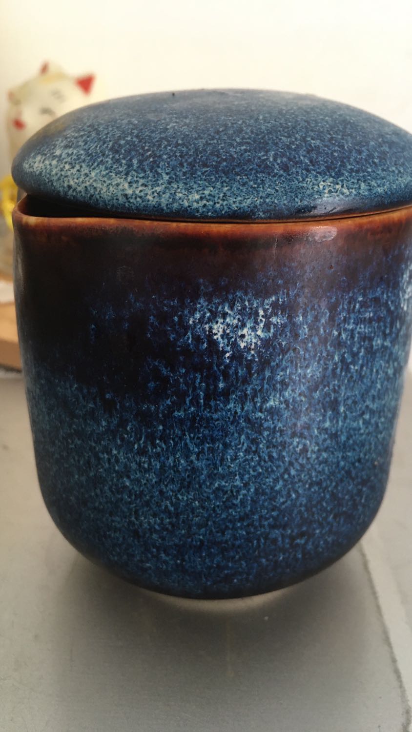 Cốc đẹp gốm dày, nhưng cái môi hơi ngắn nên khi rót dễ bị chảy ra ngoài. Sản phẩm có nắp nên có thể đựng đồ uống trọng tủ lạnh được, giao hàng nhanh, đóng gói cẩn thận