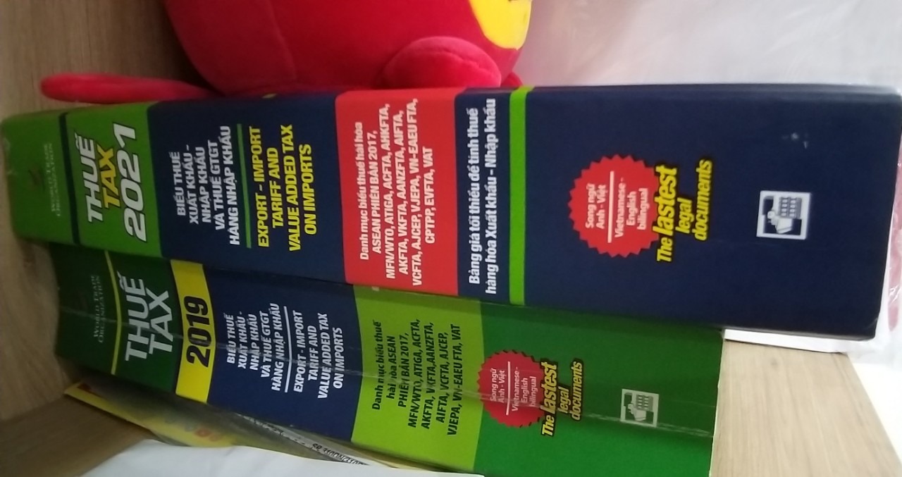 Đã rất lâu không có sử dụng APP TIKI để mua hàng.
Hôm qua làm biếng đi lùng quyển Thuế 2021 nên đặt mua trên TIKI cho tiện.
Sau bao lâu không đặt lại, TIKI vẫn làm mình HÀI LÒNG vì xử lý đơn hàng quá nhanh. Trưa nay đã nhận được hàng.
Tuy nhiên, giao hàng nhanh không thể đánh đồng với chất lượng đóng gói bao bì tệ được.
Mình quá THẤT VỌNG vì cách đóng gói của TIKI.
Mình nhận được gói hàng mà còn không rõ mình đang nhận cái gì nữa.
TIKI tăng giá vận chuyển, tăng giá sản phẩm hơn so với trước đây... thì đồng nghĩa chất lượng phải tốt, đằng này chất lượng dịch vụ lại tỷ lệ nghịch?
Quyển sách 602K, phí ship 2K tới LONG AN (ồh, sẽ có nhiều bạn nói là quá rẻ). 
NHƯNG mình không cần rẻ mà gói hàng của mình thê thảm thế này?!!!!
*Không bàn về nội dung sách do chưa kiểm tra (chỉ có chụp lại kích thước sách so với năm 2019 cho các bạn cùng ngành được rõ)